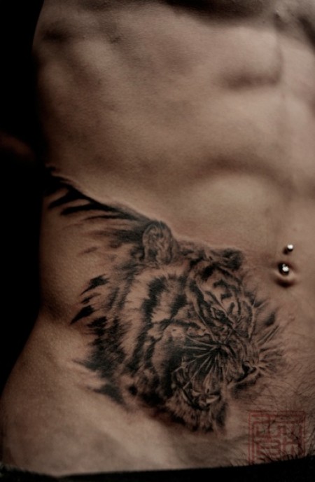 Tatuaje de un tigre en los abdominales