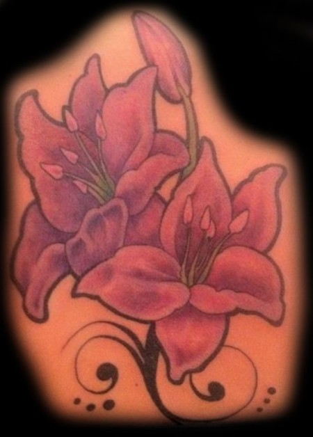 Tatuaje de unas flores con el tallo tribal