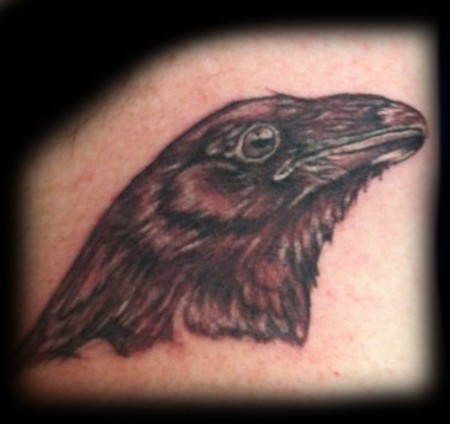 Tatuaje de la cabeza de un cuervo