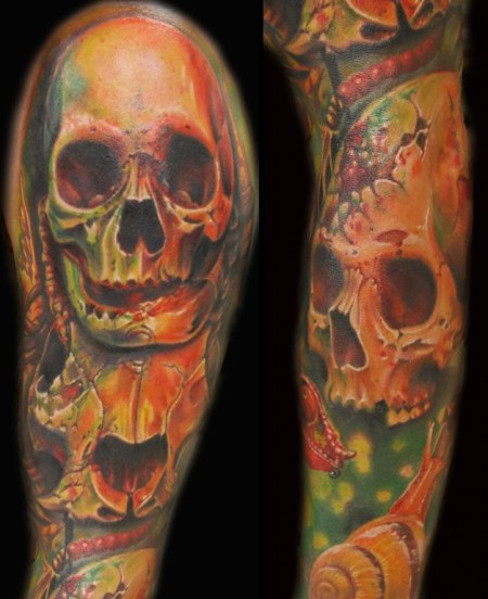 Tatuaje de varias calaveras en el brazo
