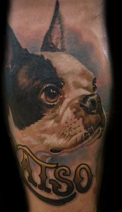 Tatuaje de la cabeza de un perro con su nombre debajo