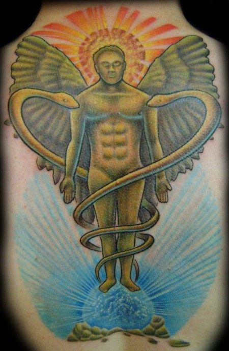 Tatuaje de un angel con serpientes rodeandolo