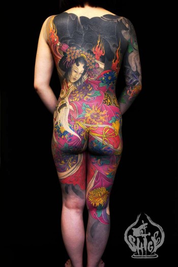 Tatuaje de una geisha para el cuerpo entero