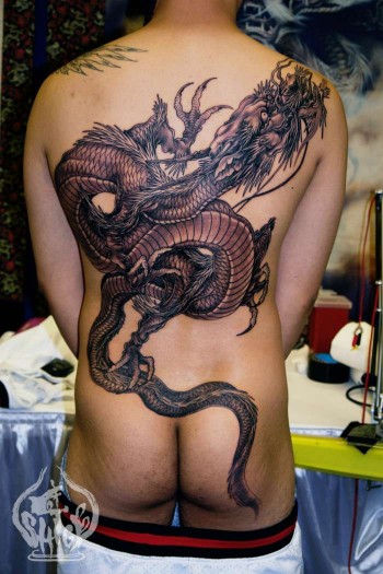 Tatuaje de un dragón japonés en la espalda