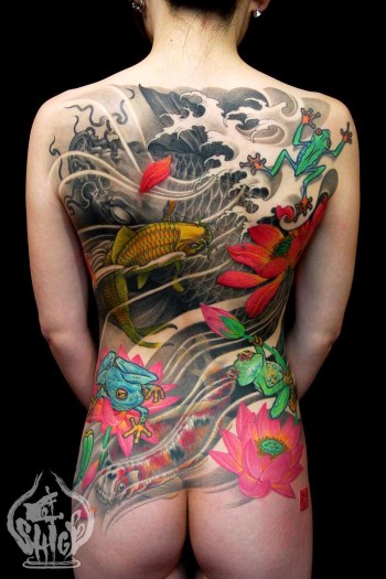 Tatuaje en la espalda entera de una mujer, de agua, con carpas y ranas nadando