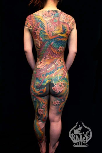 Tatuaje de un ave fénix en toda la espalda