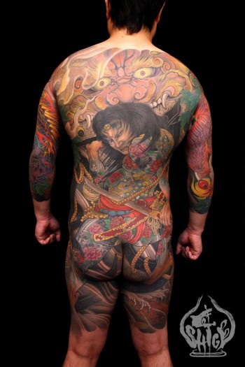 Tatuaje de cuerpo entero de un samurai con un dragón