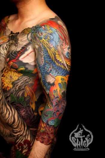 Tatuaje japonés de un dragón en el brazo