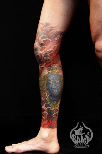 Tatuaje de un ogro japonés en la pierna