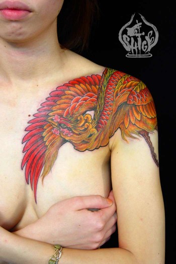 Tatuaje de un ave fénix en el hombro