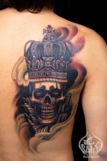 Tatuaje ed una calavera payaso con corona