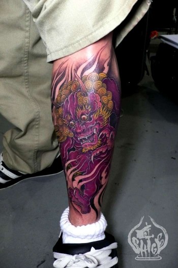 Tatuaje japonés en la pierna de un ogro envuelto en fuego