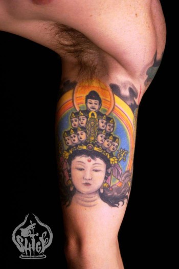 Tatuaje de un dios budista en el brazo