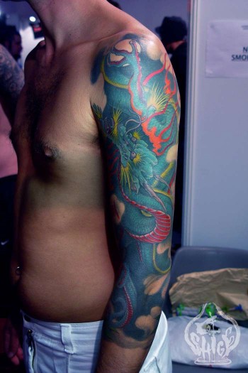 Tatuaje de un dragon a color ocupando todo el brazo