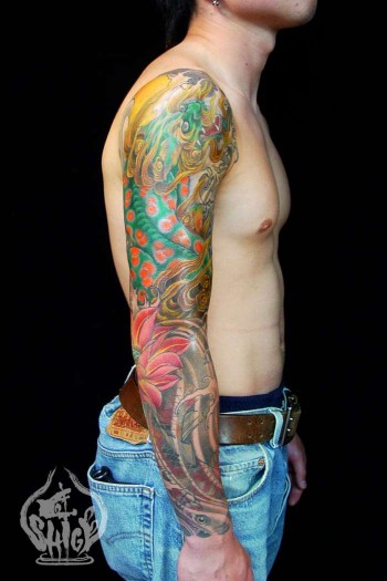 Tatuaje de León Fu subiendo por el brazo