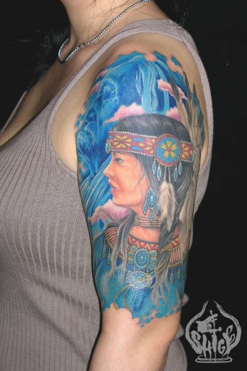 Tattoo de una india, y espíritu en el brazo