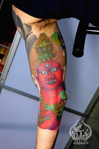 Tatuaje de un ogro japonés en la parte interior del brazo