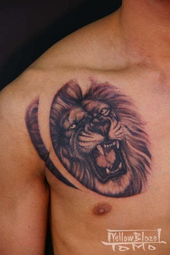 Tatuaje de cabeza de león en el pecho