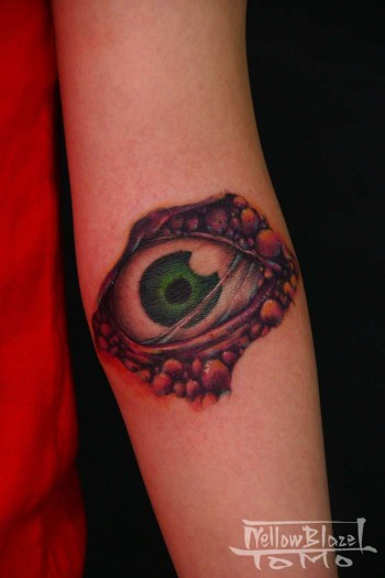 Tatuaje de ojo en el antebrazo.