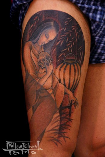 Tatuaje de una geisha sosteniendo una calavera