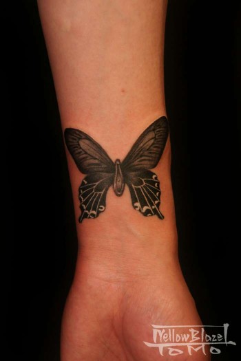Tattoo de mariposa en la muñeca
