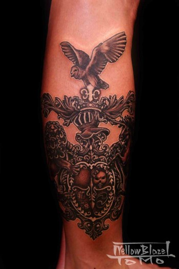 Tatuaje de un emblema medieval en la pierna