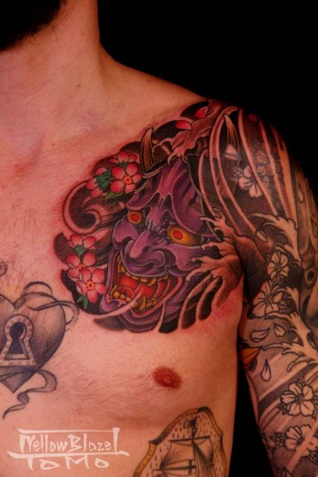 Tatuaje del demonio japonés Hanya entre flores y agua