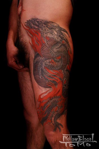 Tatuaje de un dragón ardiendo, en la pierna