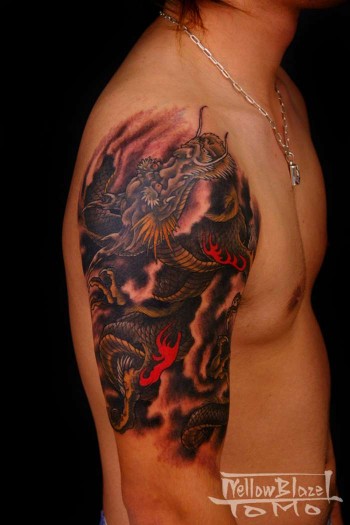 Tatuaje de un dragon entre oscuras nubes