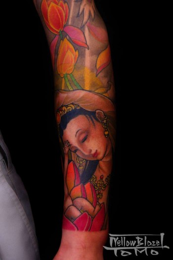 Tatuaje de flores y una chica en el brazo