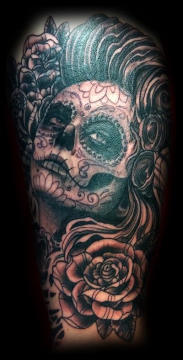 Tatuaje de una calavera mexicana con unas rosas