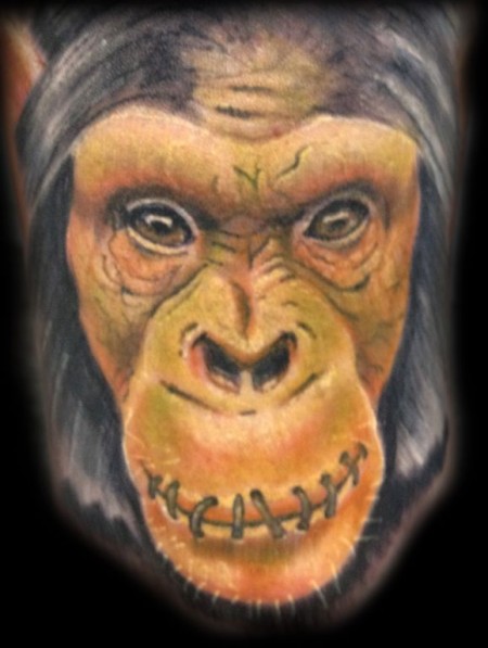 Tatuaje de un mono con la boca cosida
