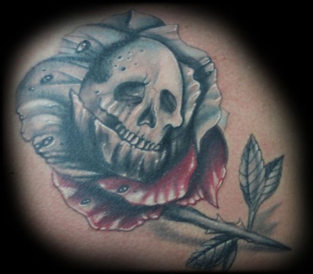 Tatuaje de una rosa con calavera dentro