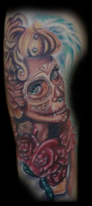Tatuaje de una calavera mexicana con melena rubia