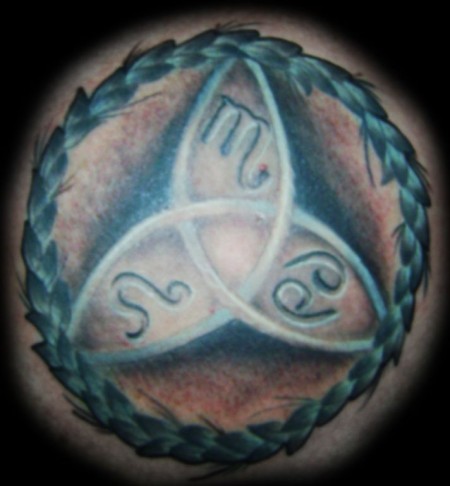 Tatuaje de un simbolo celta con algunos símbolos del zodiaco