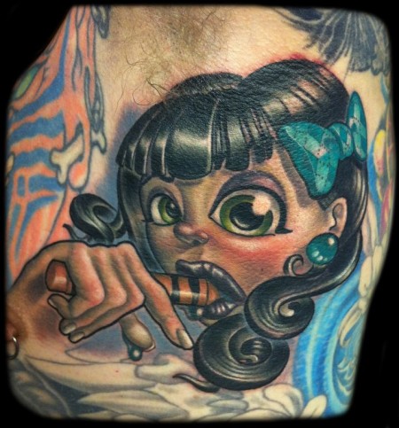 Tatuaje de una niña comiendo golosinas