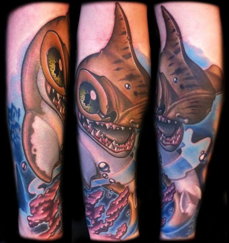 Tatuaje de un tiburón con mirada loca