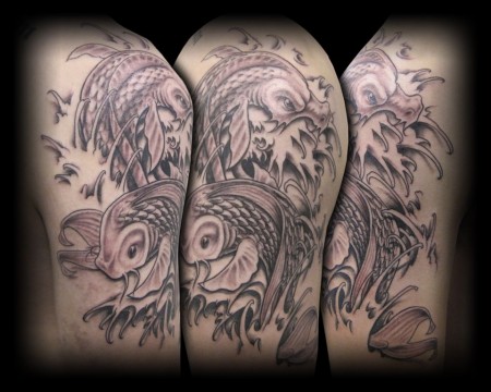 Tatuaje de dos koi subiendo la cascada, una de las cuales empieza a transformarse en dragón