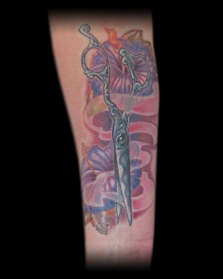 Tatuaje de unas tijeras y unas flores