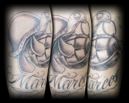 Tatuaje de una tortuga enganchada a una granada