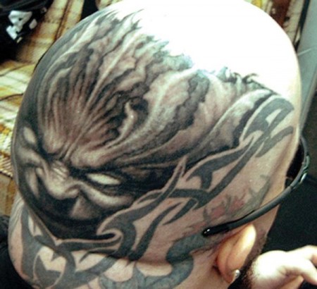 Tatuaje de una cara de demonio en la cabeza