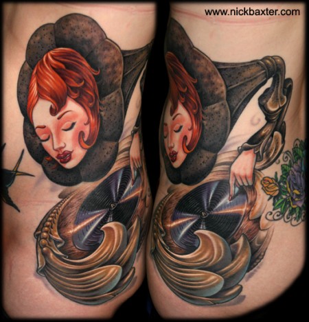 Tatuaje de una mujer tocadiscos