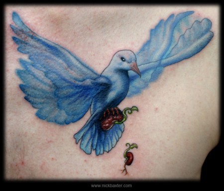 Tatuaje de una paloma agarrando una judía