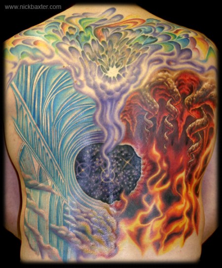 Tatuaje en la espalda de un palacio de agua y uno de fuego