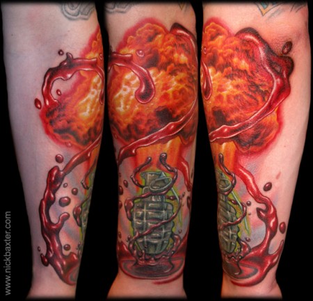 Tatuaje de una granada y una sangrienta explosión