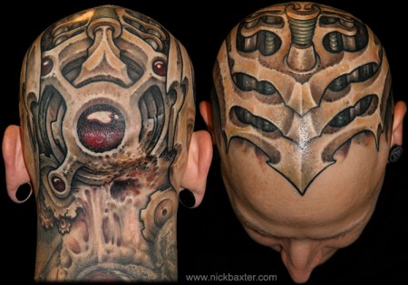Tatuaje de una coraza futurista en la cabeza