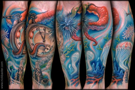 Tatuaje de un reloj en el fondo marino con tentáculos y medusas