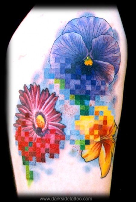 Tatuaje de flores pixeladas