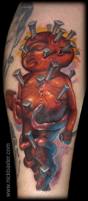 Tatuaje de un feto de bebé atravesado con muchos clavos