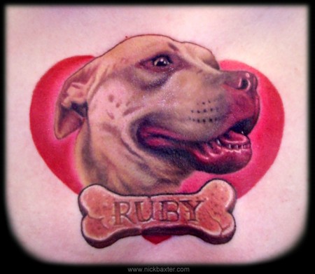 Tatuaje de un perro dentro de un corazón